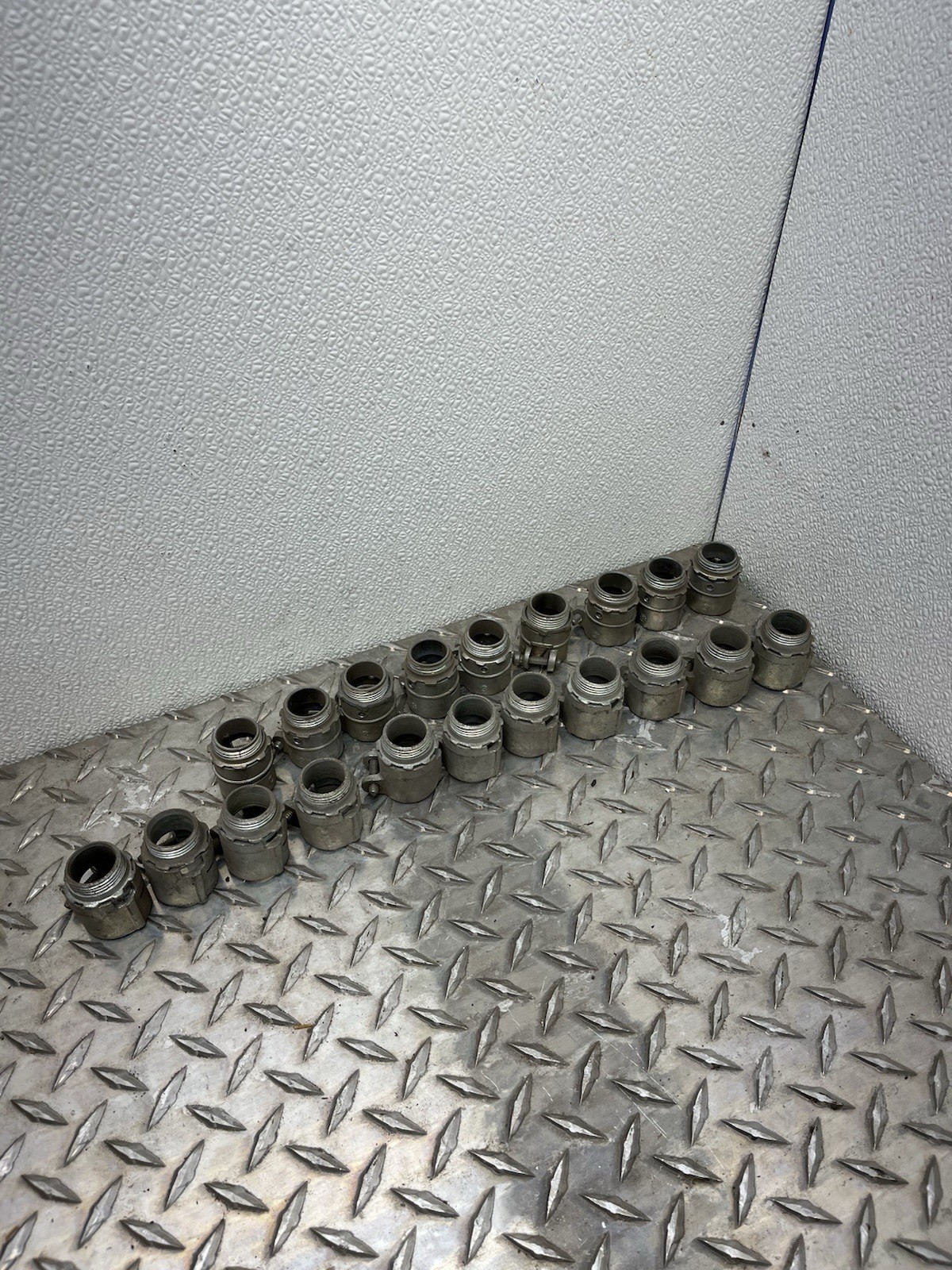 LOT OF 20 – – HALEX AND UNBRANDED Squeeze Connector 3/4″ Straight Conduit