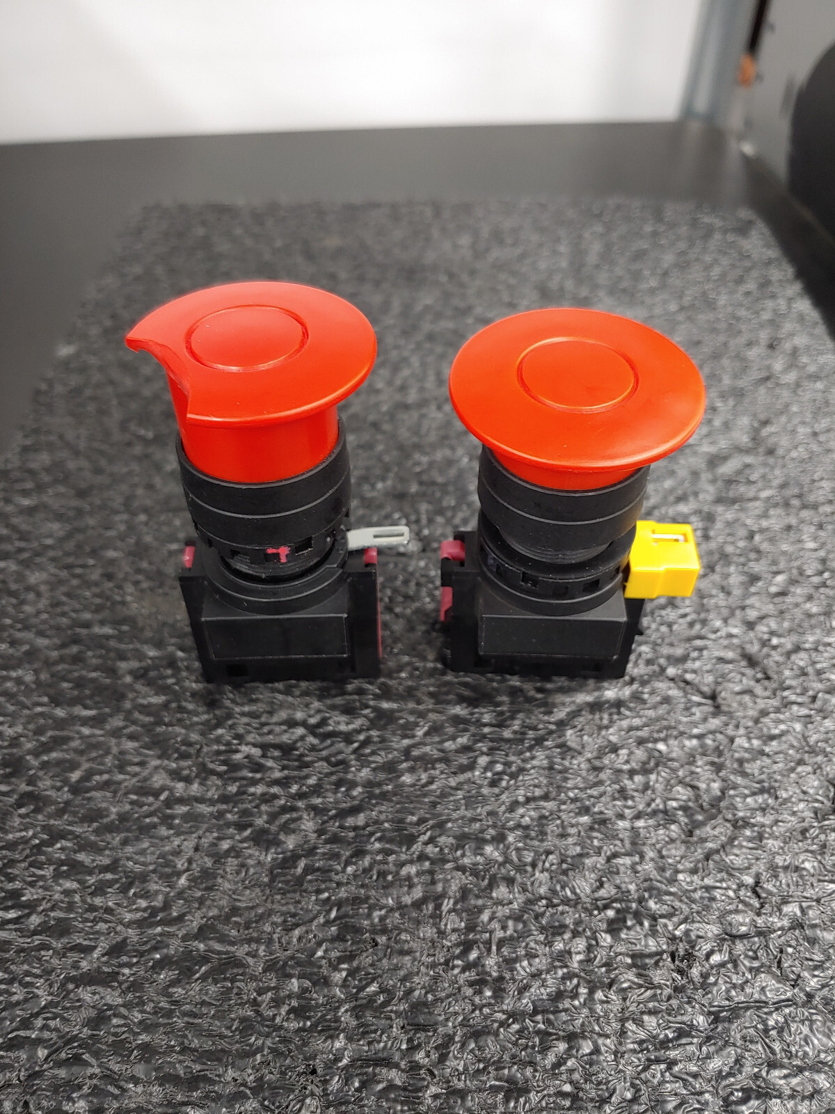 Assorted IDEC HW Series 22mm Emergency Stop HW1B-Y2C01-R-TK1111 HW1B-Y2F01-R