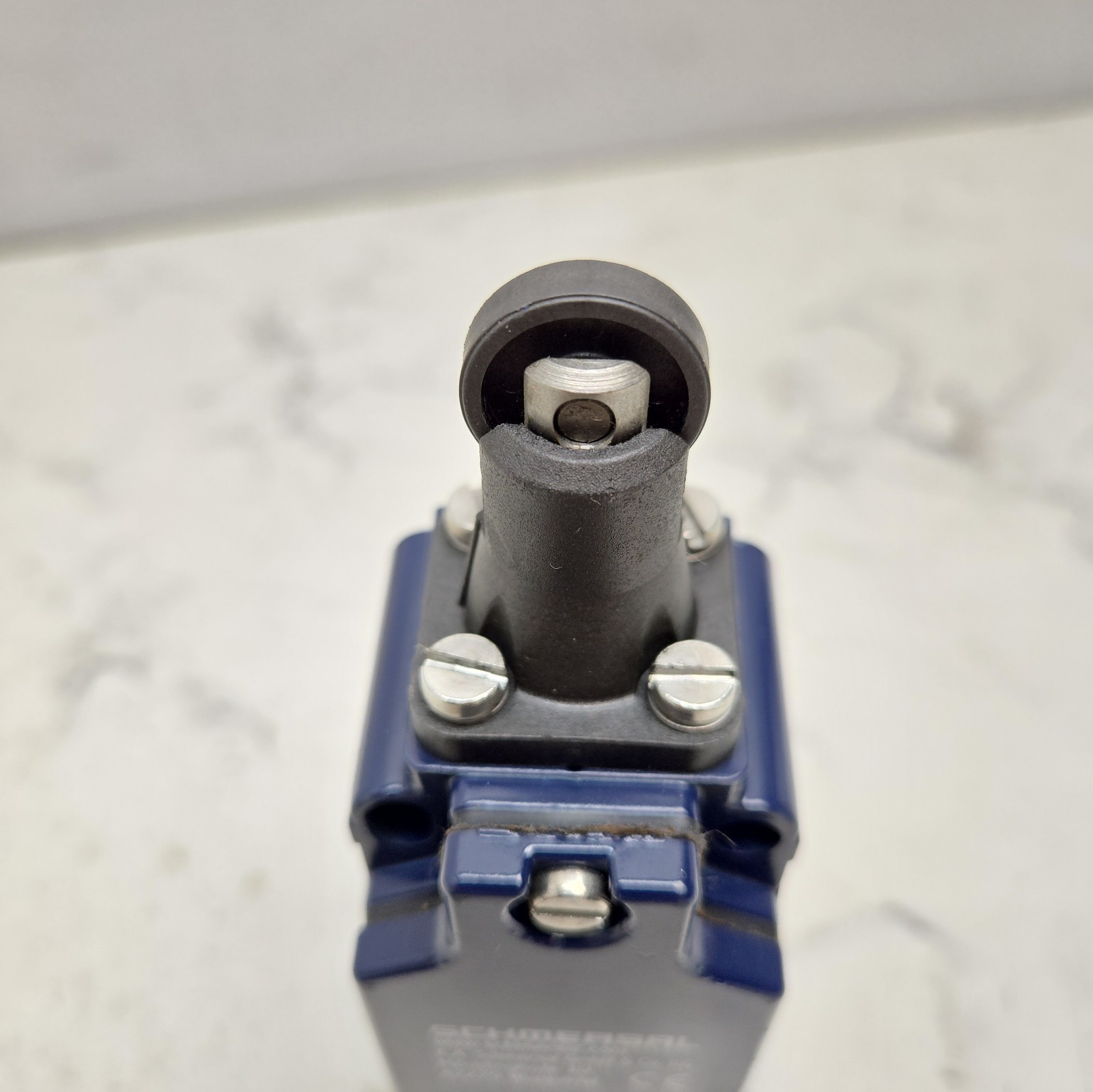 Schmersal MR330-11Y-M20 Position Switch Roller Plunger Actuated 250V New