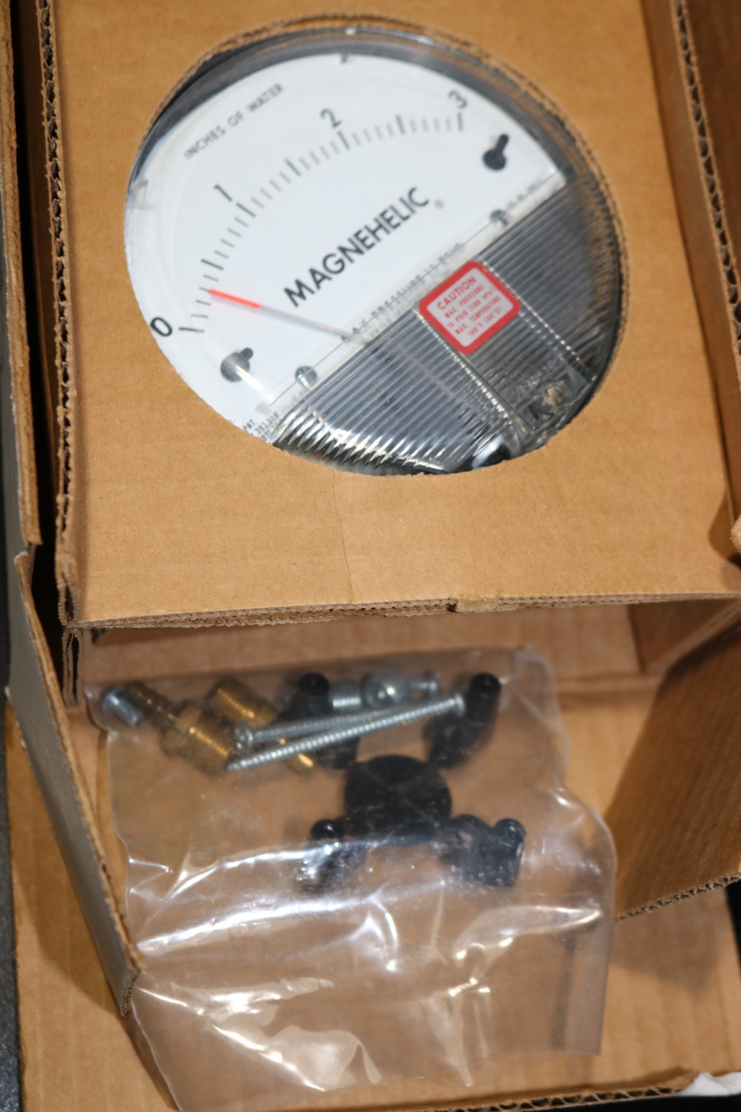 Dwyer Magnehelic Pressure Gauge Model 2003 with Accessory Package NOS