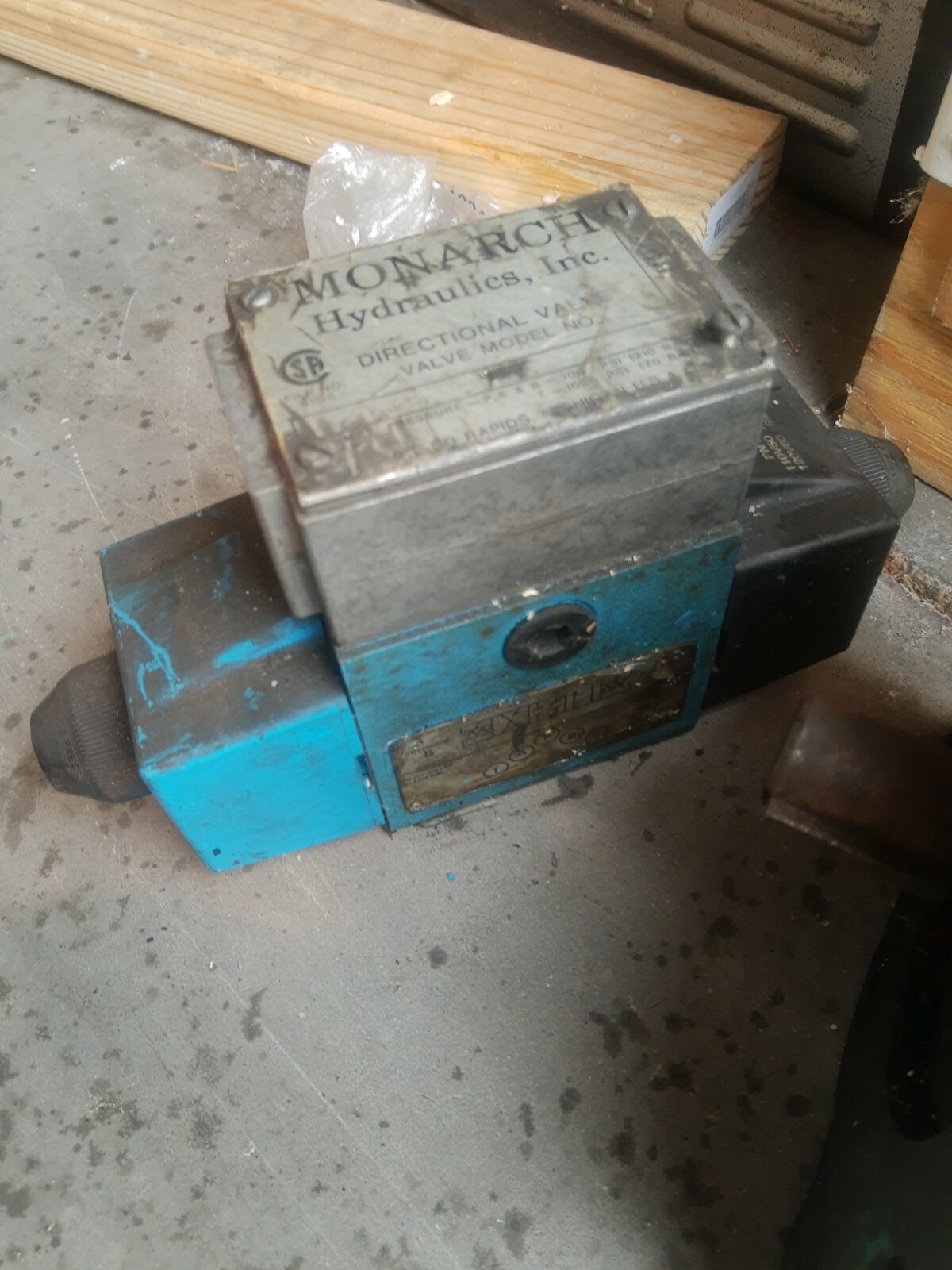 RARE Monarch Hydraulic Directional Valve & Vickers Coil # 1062 (?) 868982