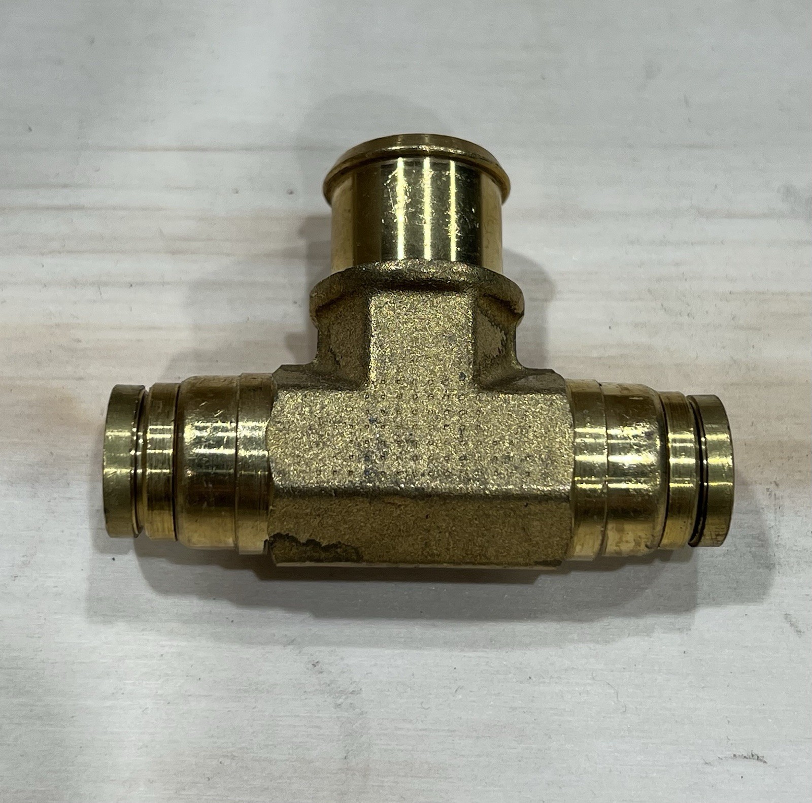 Parker Air Fitting TEE 3/8″ x 3/8” Female Push to Connect by 1/2 Female NPT NOS