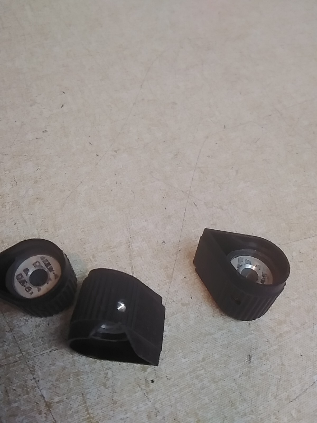 Lot Of 3 Raytheon 90-5-2G Phenolic Pointer Knobs