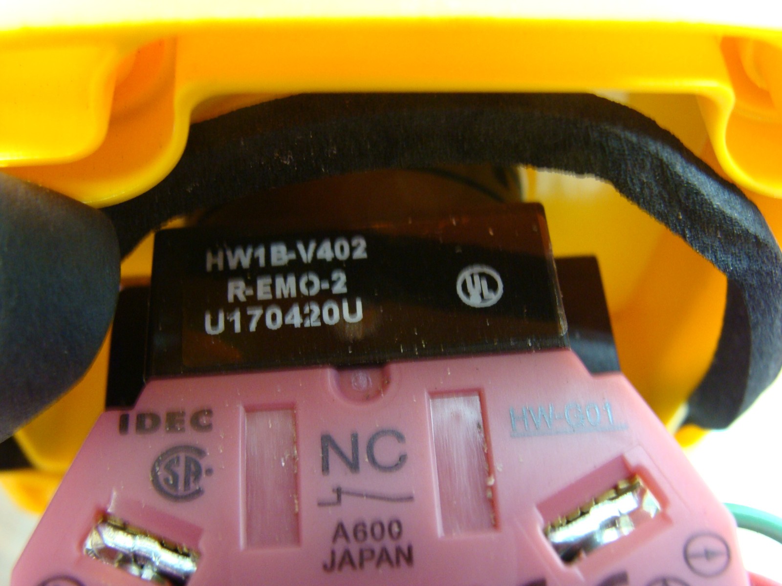 IDEC EMO EMERGENCY STOP BUTTON WITH GUARD AND ENCLOSURE HW-G01 CONTACT BLOCK