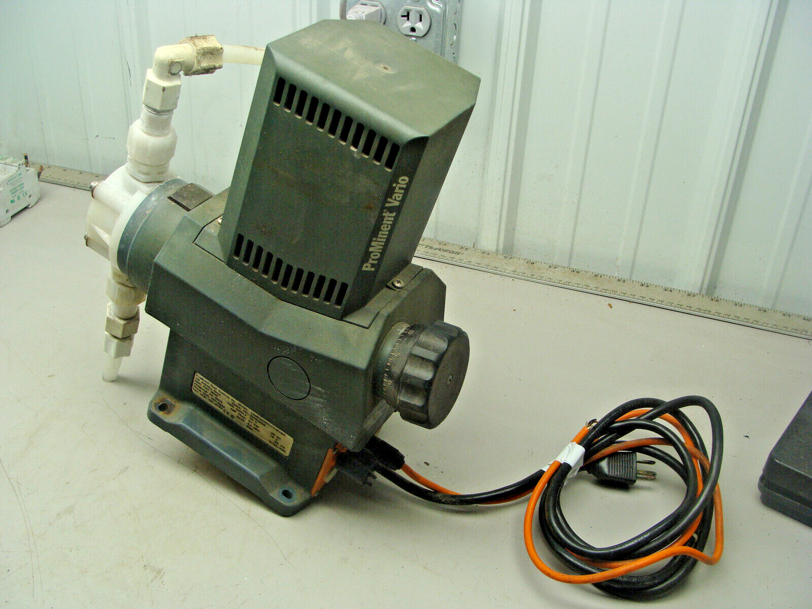 PROMINENT FLUID VAMB12026PVT1C0D3B0 ELECTRONIC METERING PUMP 115V 1.6A 145PSI