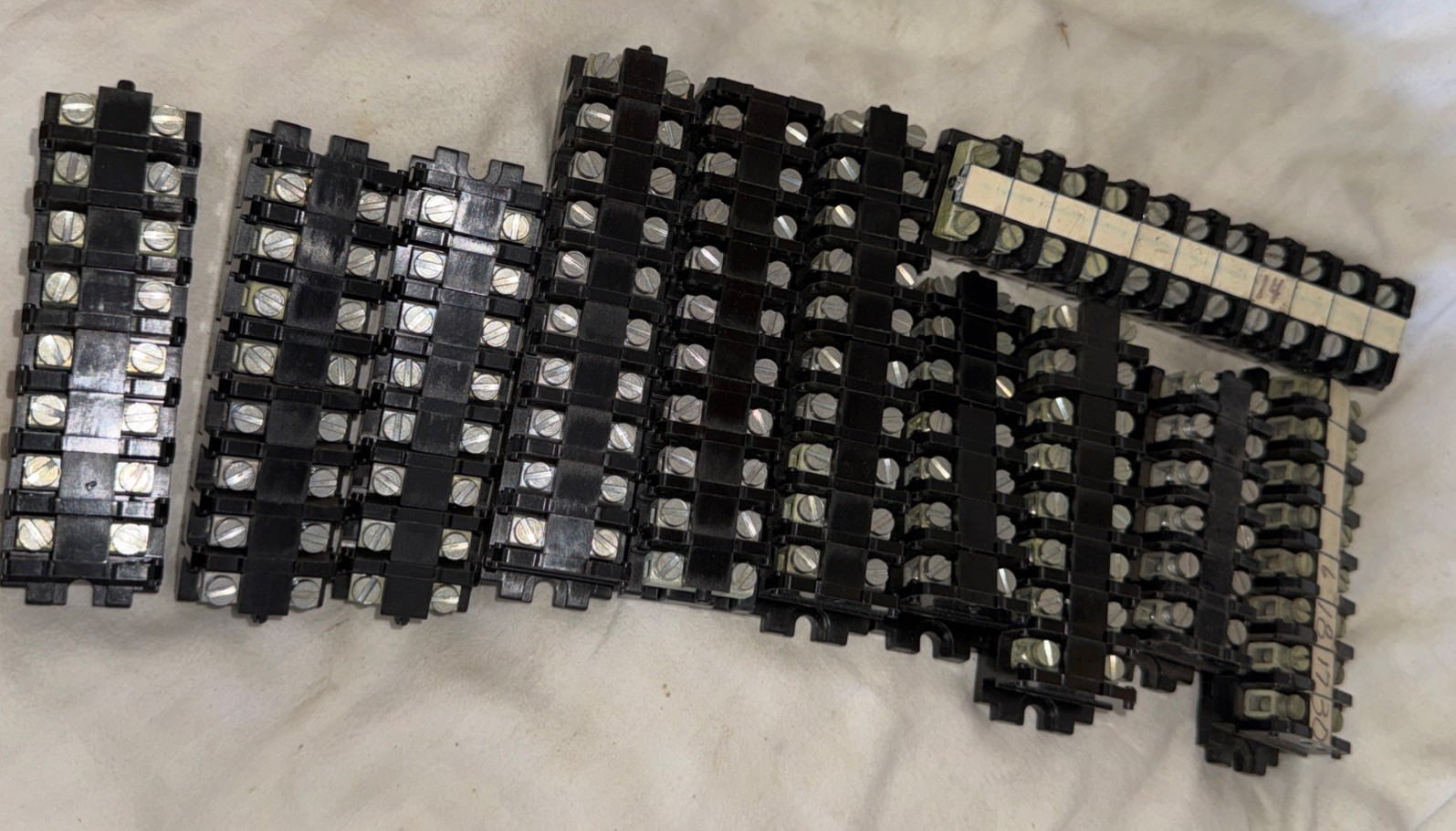 80 + Buchanan Medium Duty 524 Flat base Sectional Terminal Blocks