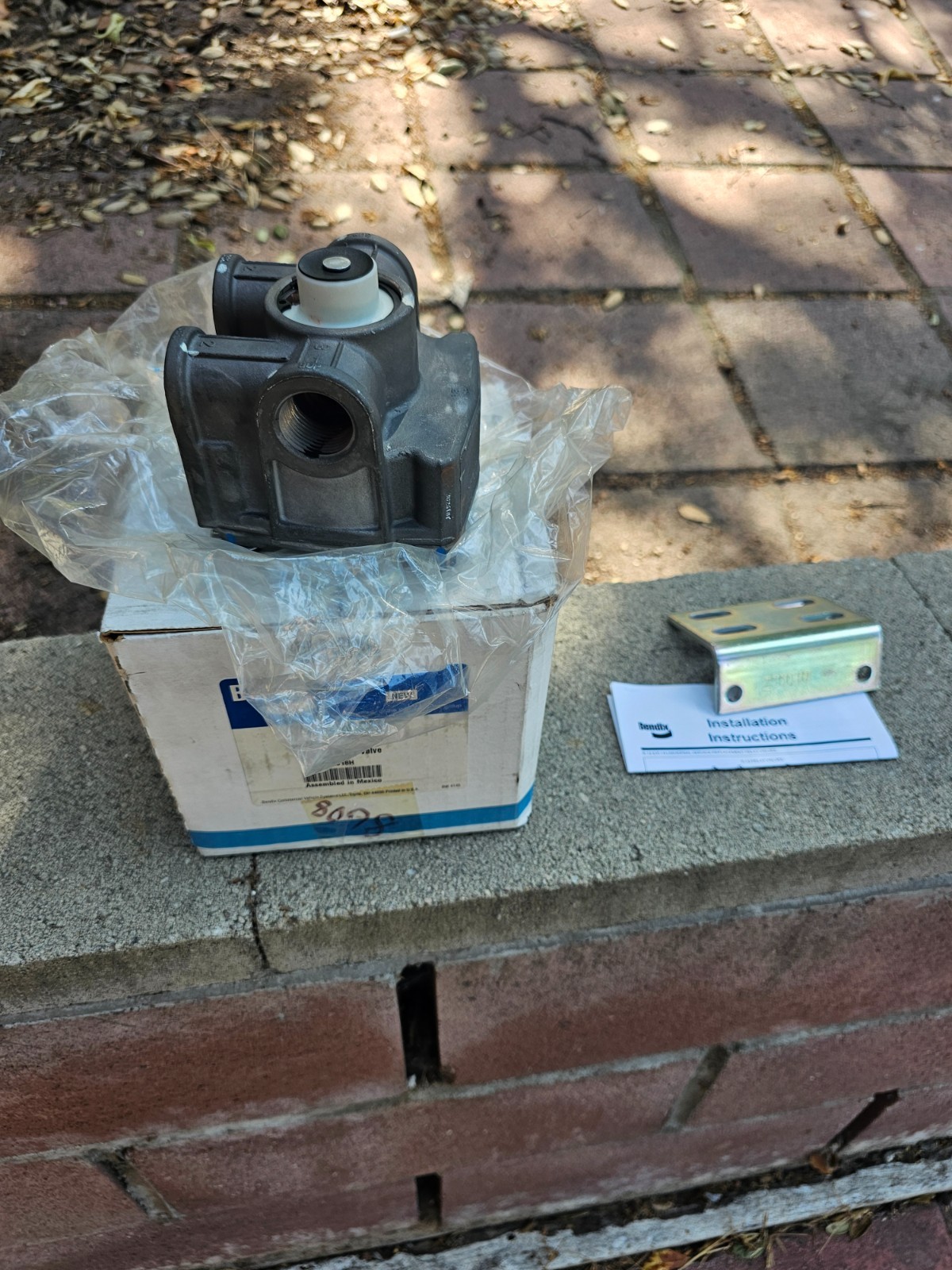 Genuine OEM Original Bendix 103009N Air Brake Relay Valve R-12 With Bracket -New