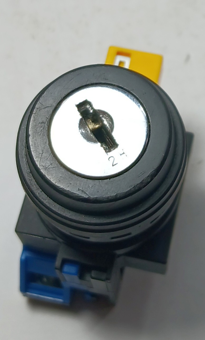 1 USED IDEC HW-CB10/ HW-G10 CONTACT BLOCKS W/ KEY SWITCH (NO KEY) **MAKE OFFER**