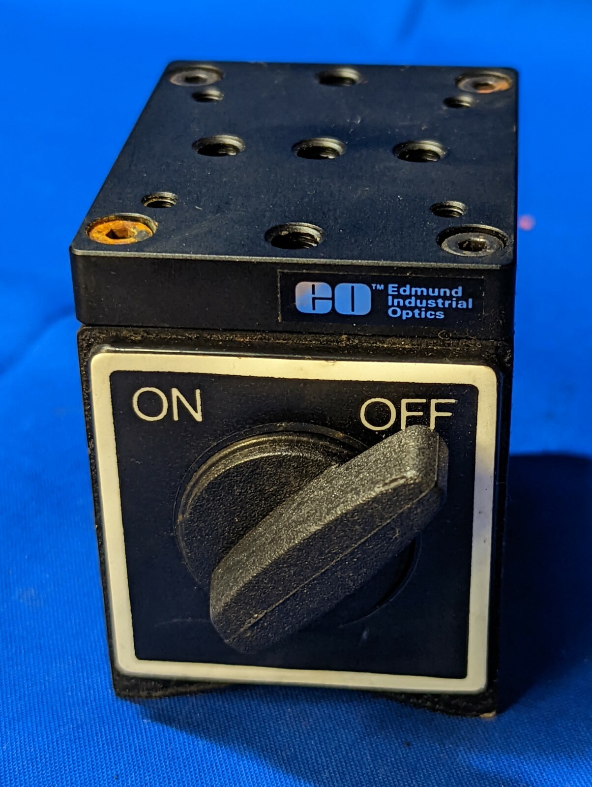 EDMUND INUSTRIAL OPTICS 50MM SQUARE MAGNETIC BASE W/ ON/ OFF SWITCH