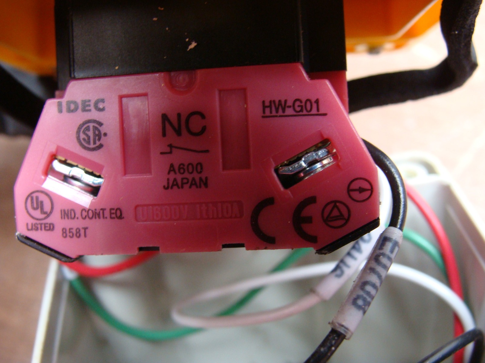 IDEC EMO EMERGENCY STOP BUTTON WITH GUARD AND ENCLOSURE HW-G01 CONTACT BLOCK