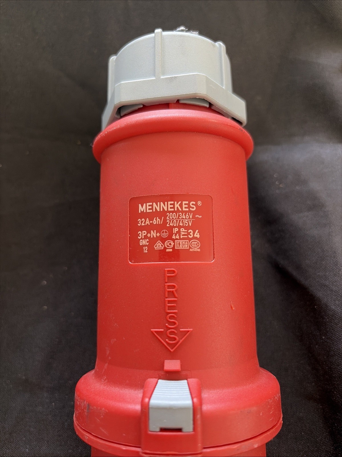 MENNEKES 32A 6H CONNECTOR PLUG 200/346V 240/415V 3P N