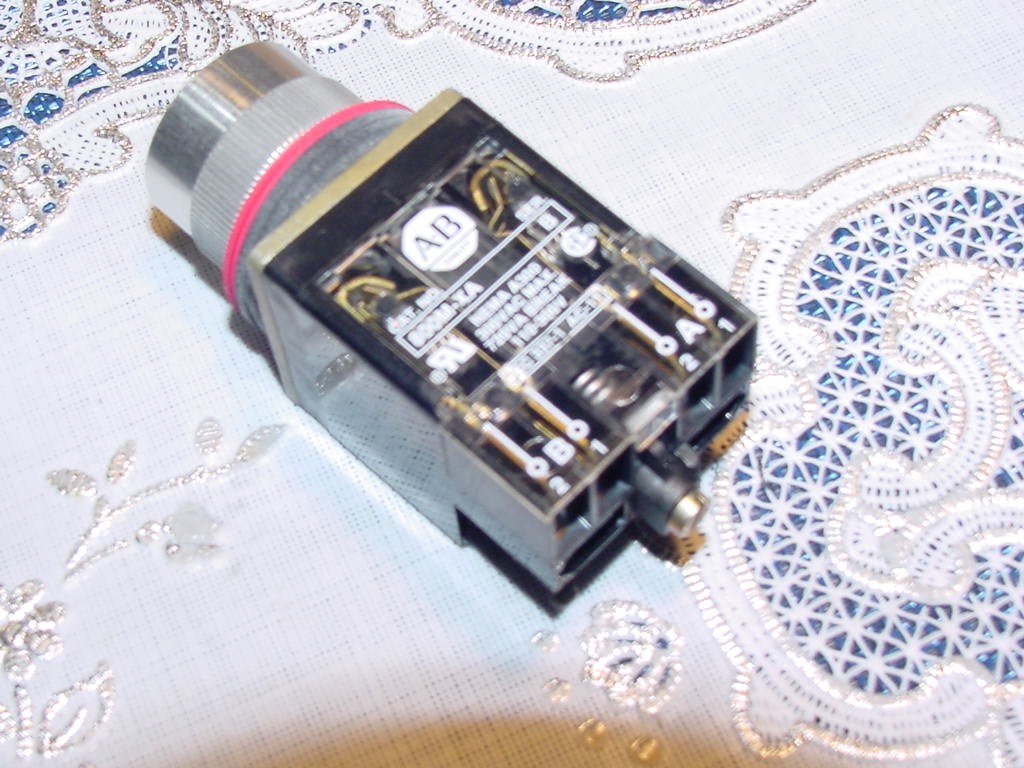 Allen Bradley 800MR-A2A, 22.5 mm, Momentary Contact Push Button, Flush, Black
