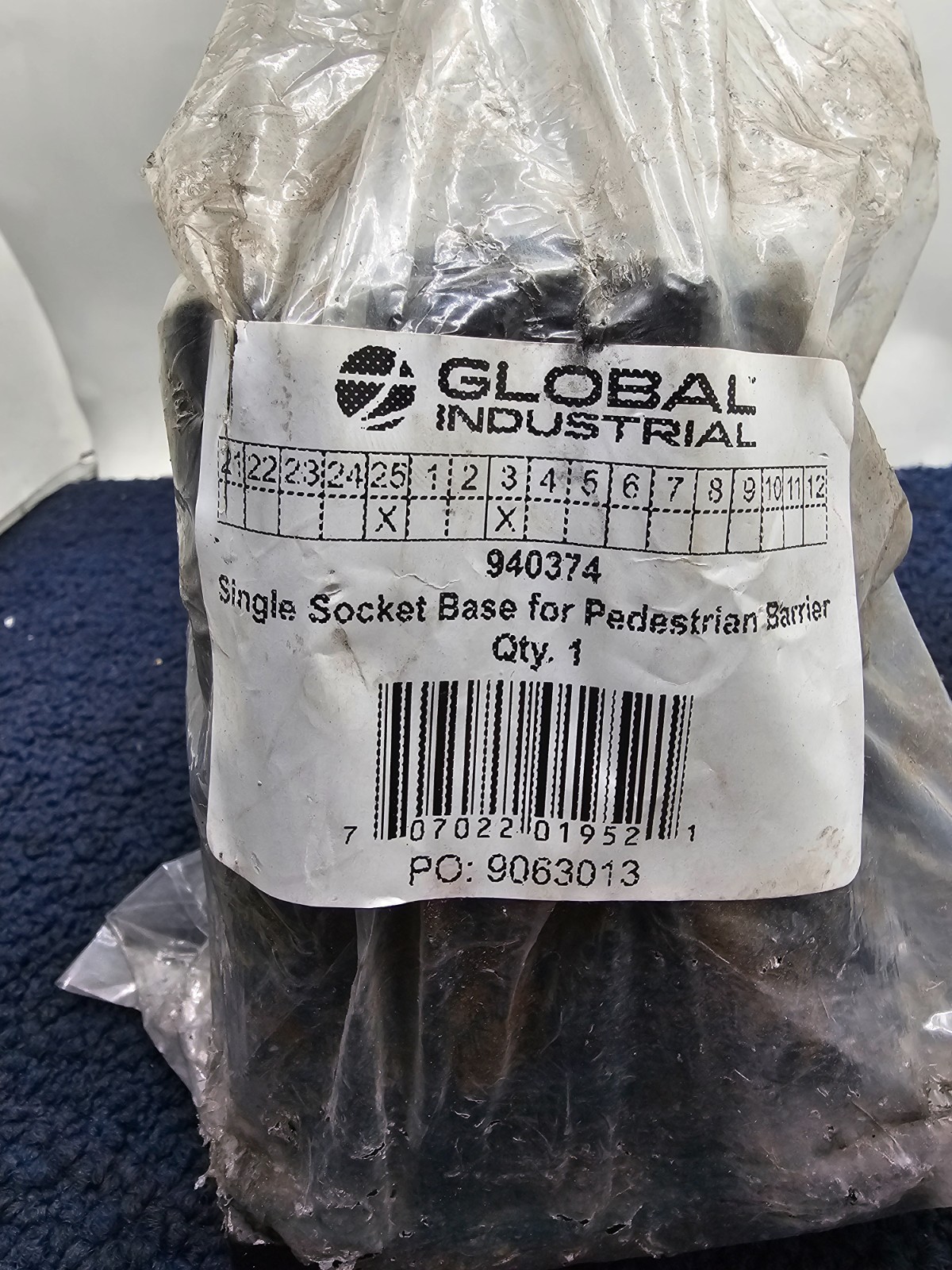 Global Industrial 940374 Single Socket Base For Pedestrian Barrier