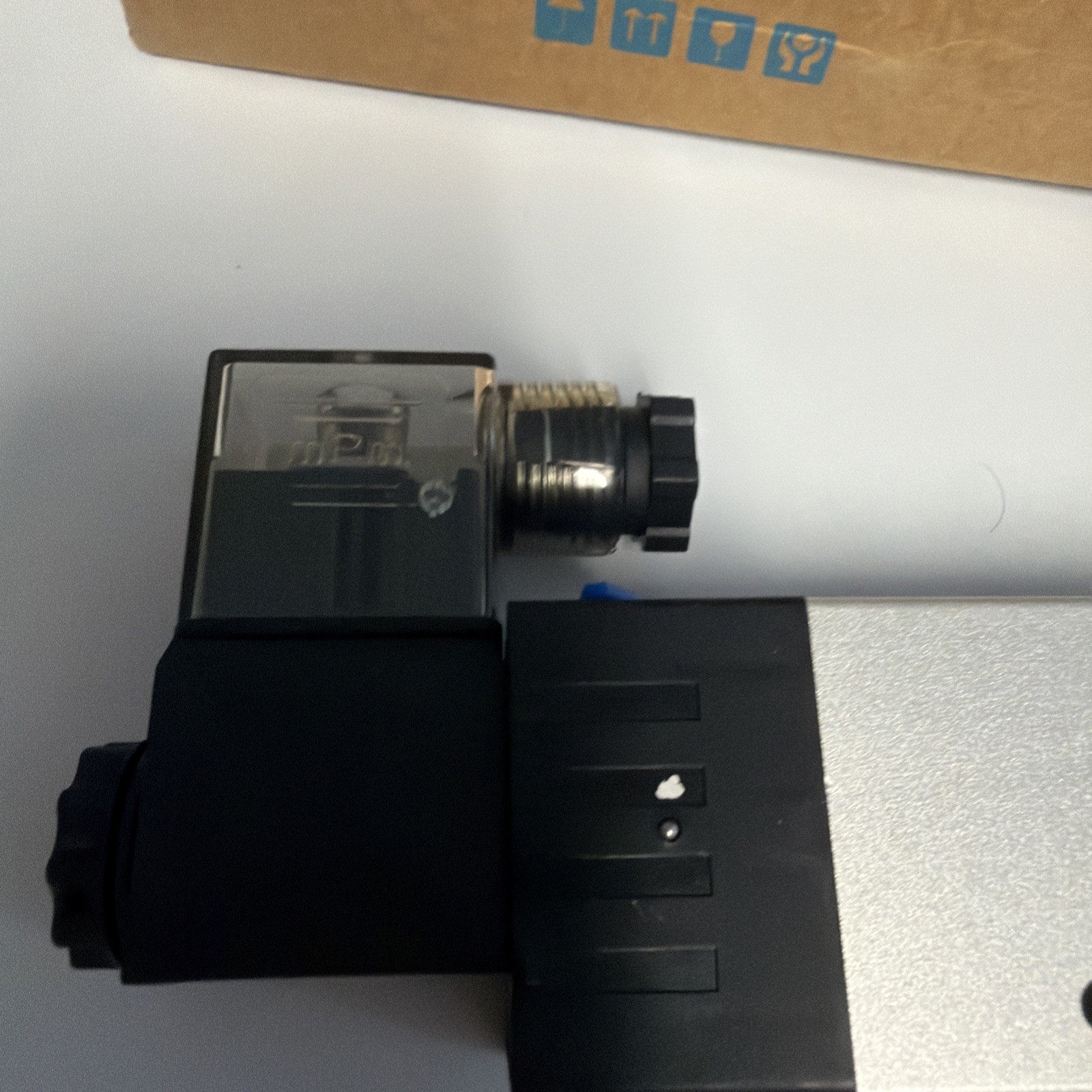 AMSI 24V 5-PORT SOLENOID VALVE 4V310-10