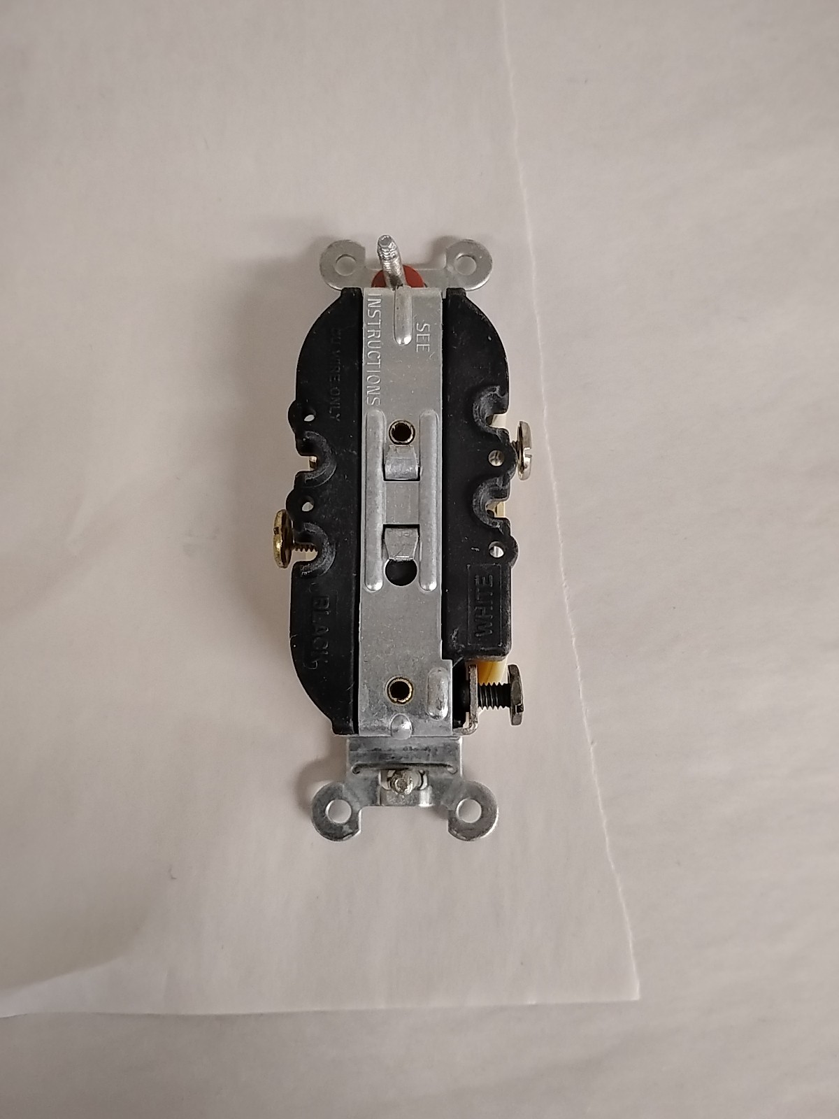 (8) Hubbell 15A 125V Duplex Receptacle NEMA 5-15R Commercial Spec Grade, Ivory