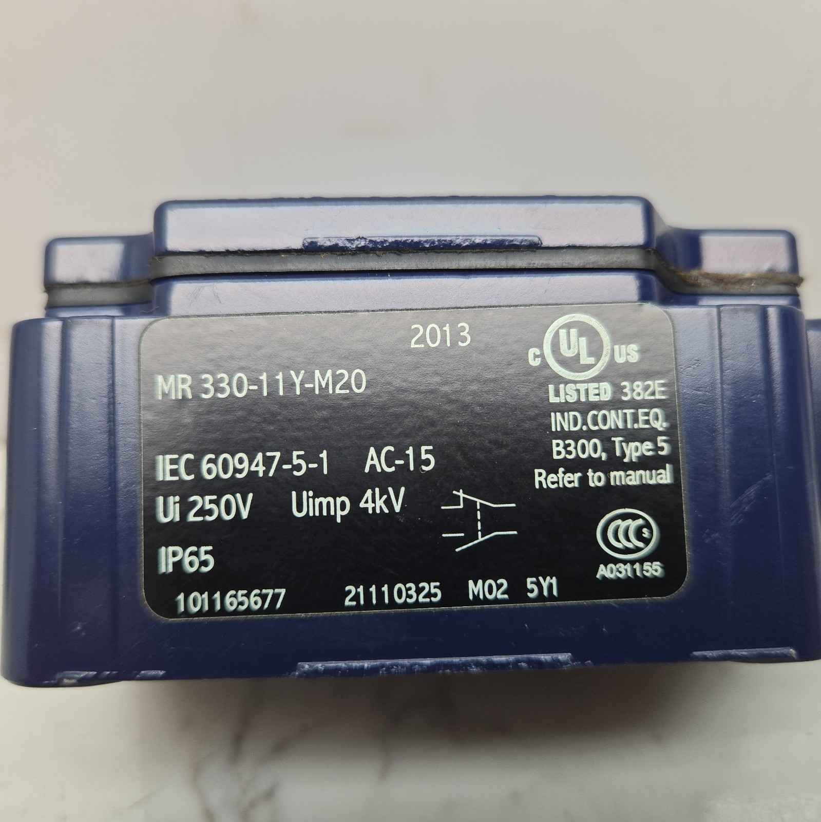 Schmersal MR330-11Y-M20 Position Switch Roller Plunger Actuated 250V New