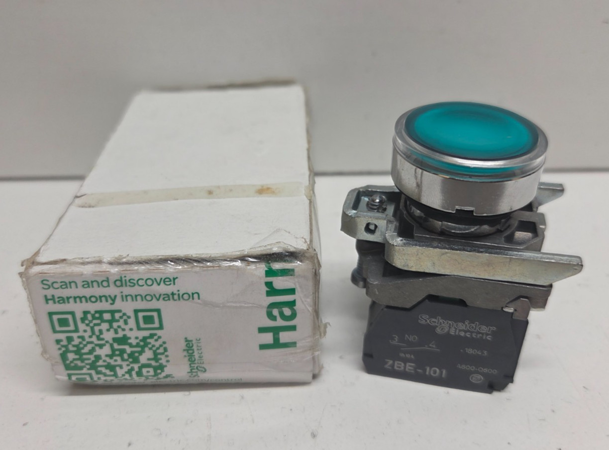 NEW IN BOX! SCHNEIDER 24V GREEN LED FLUSH PUSH BUTTON XB4BW33B5
