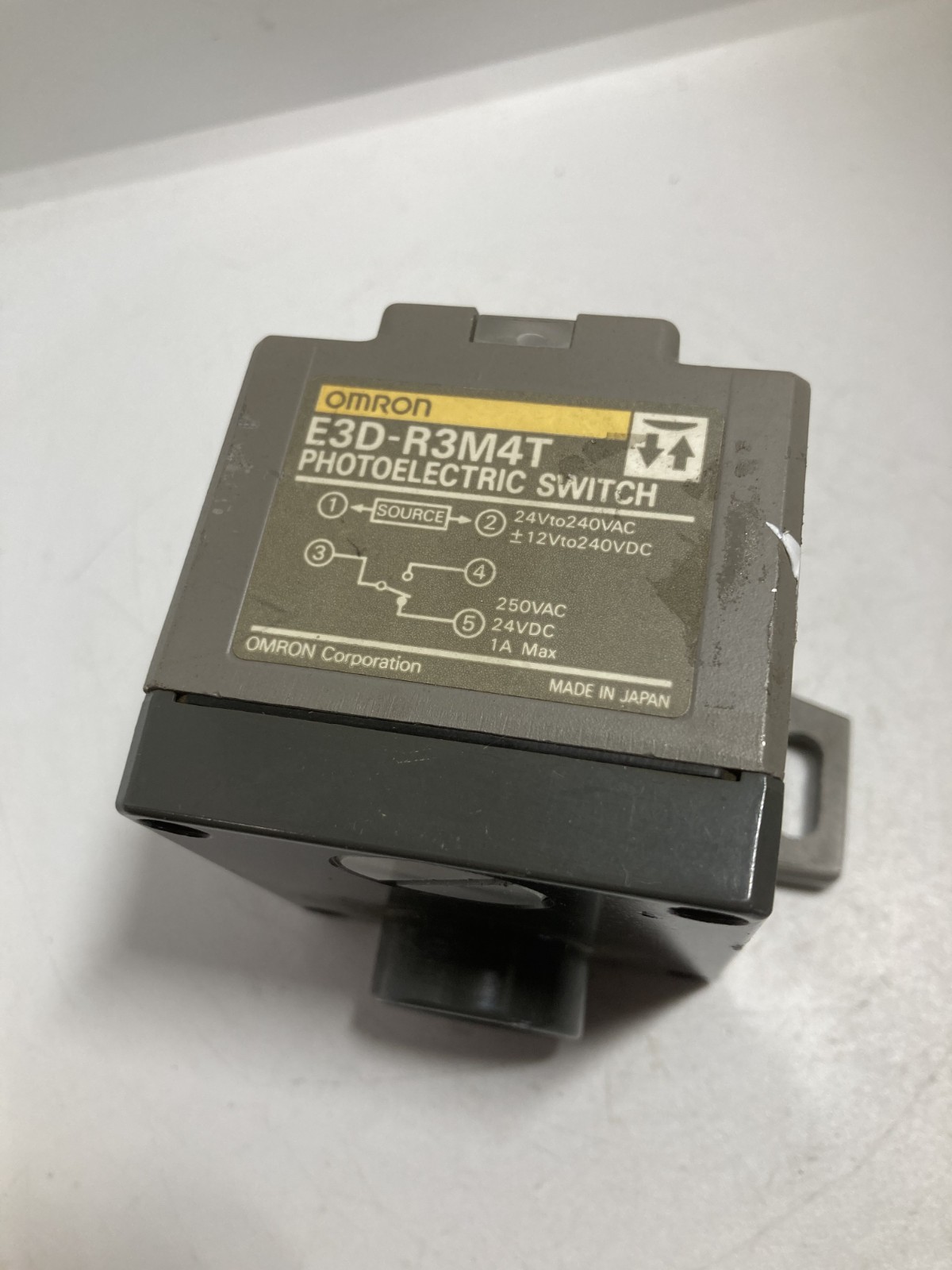 OMRON E3D-R3M4T PHOTOELECTRIC SWITCH 24-240VAC 12-240VDC
