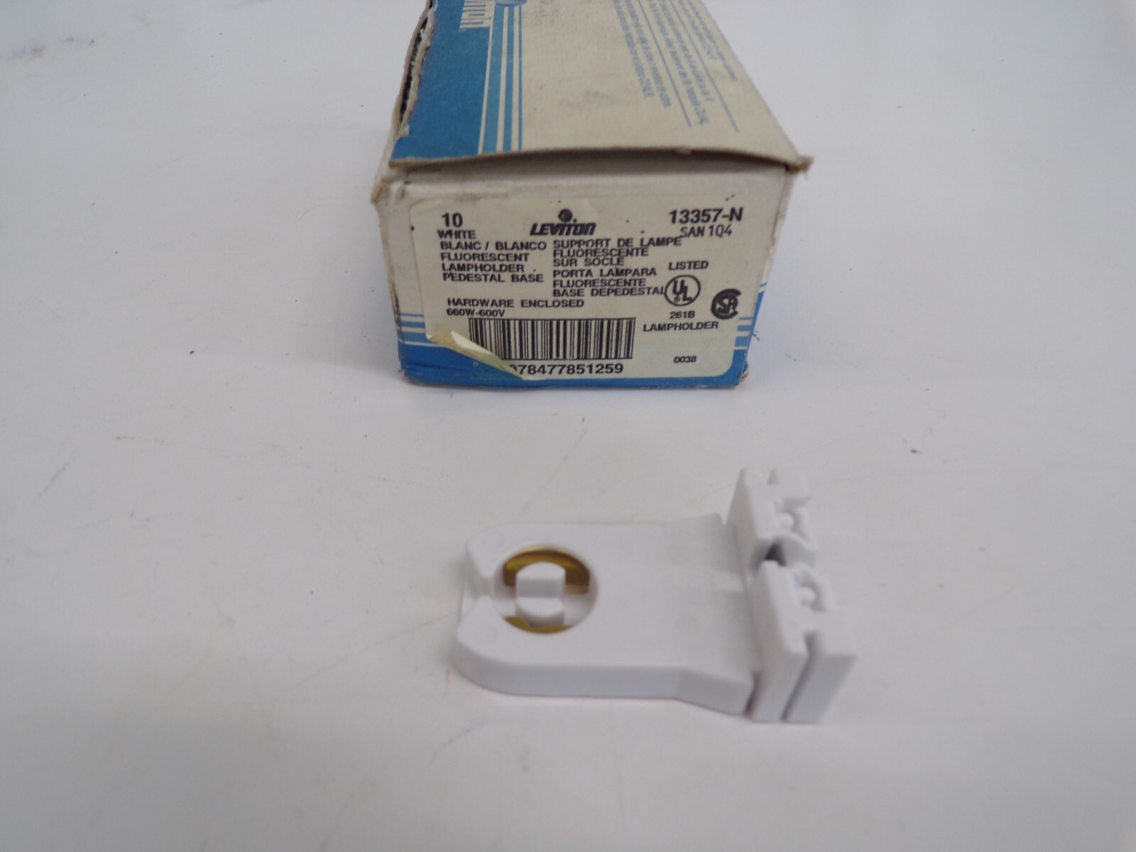 Leviton 13357-N White Flourscent Lampholder Base (10 PCS) 660W/ – New In Box c8