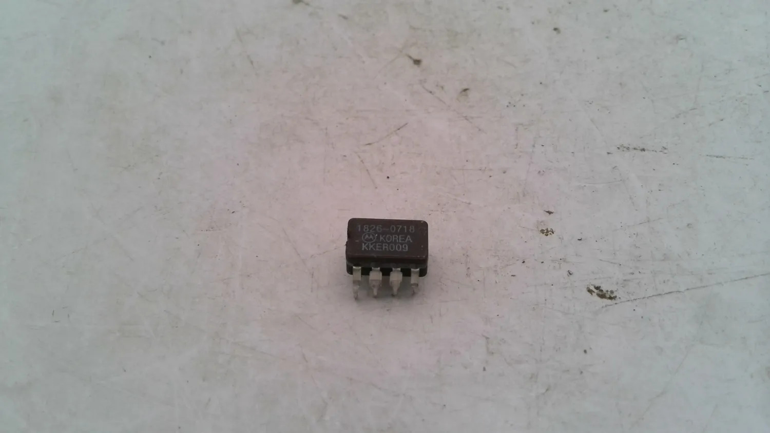 MOTOROLA KKER009 8-PIN DIP INTEGRATED CIRCUIT IC 1826-0718