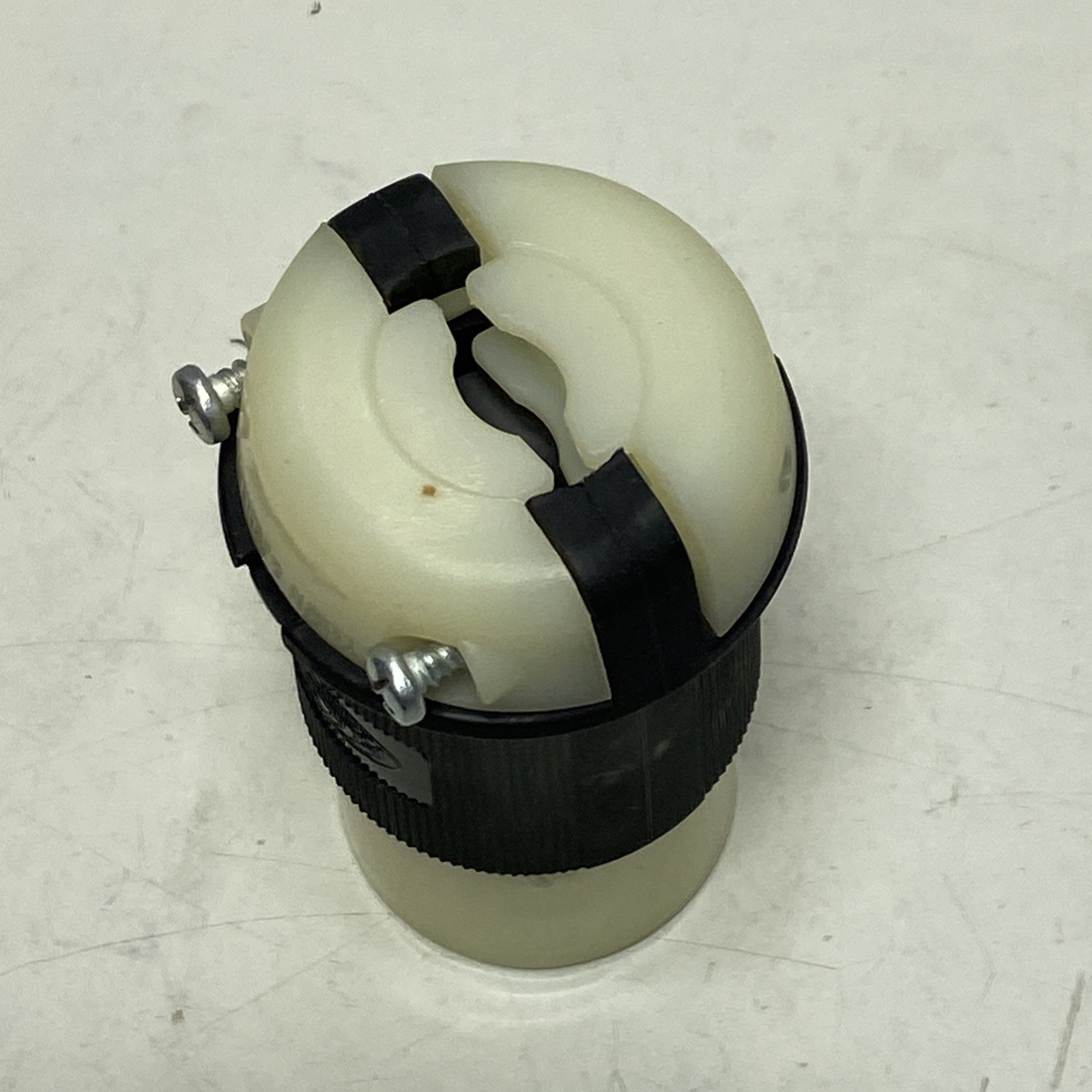 NEW IN BOX! HUBBELL 20A 125V 2-POLE 3-WIRE TWIST-LOCK CONNECTOR BODY HBL2313