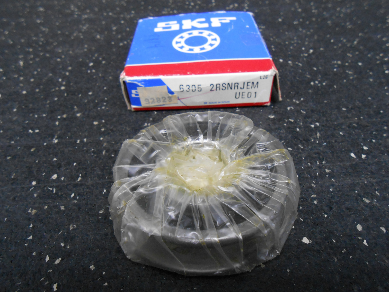 SKF BEARING 6305 2RSNRJEM UE01 66MM OD 25MM ID 17MM WIDE 63052RS1NR/C3QE6HT51