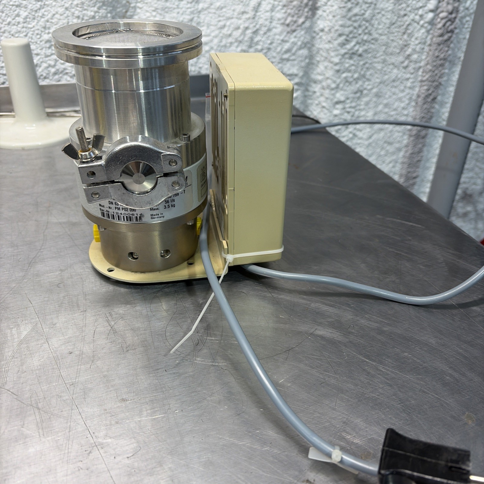 1 NEW PFEIFFER TPH 062 DN 40 ISO-K, 2P VACUUM PUMP NIB ***MAKE OFFER***