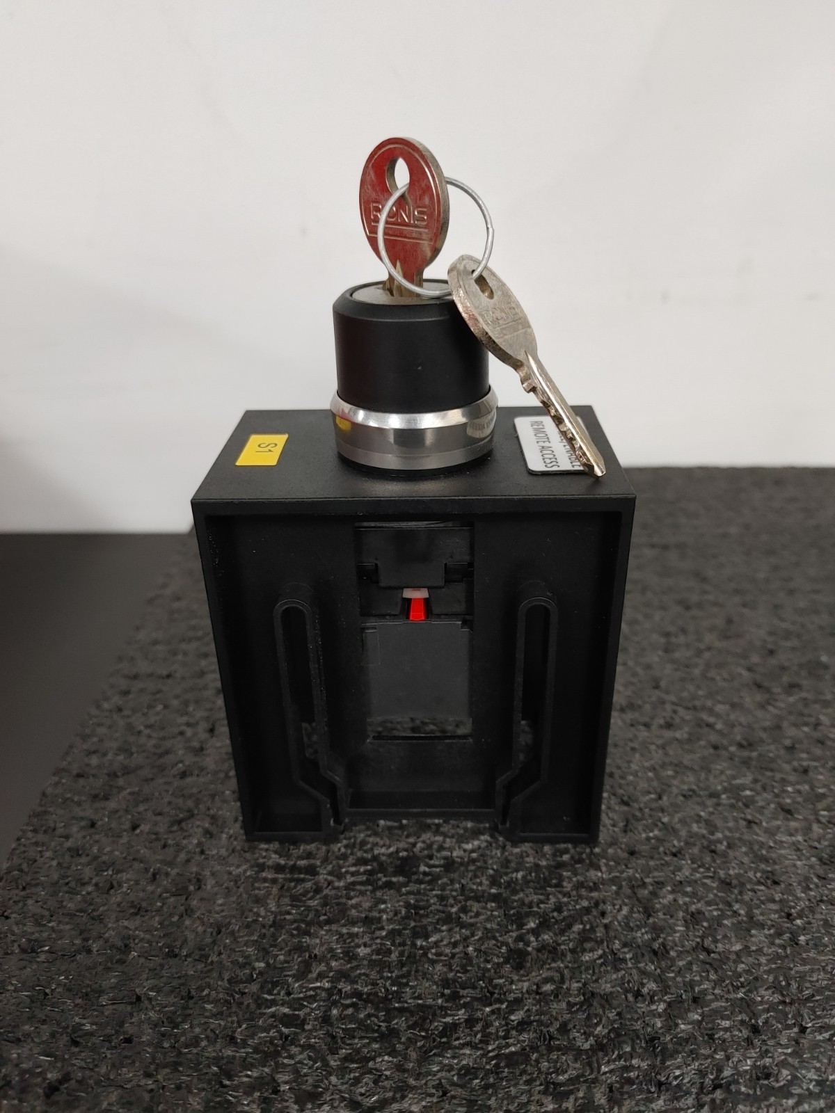 SIEMENS Key On Off Switch with 3SU1400-1AA10-1BA0 Contact Module