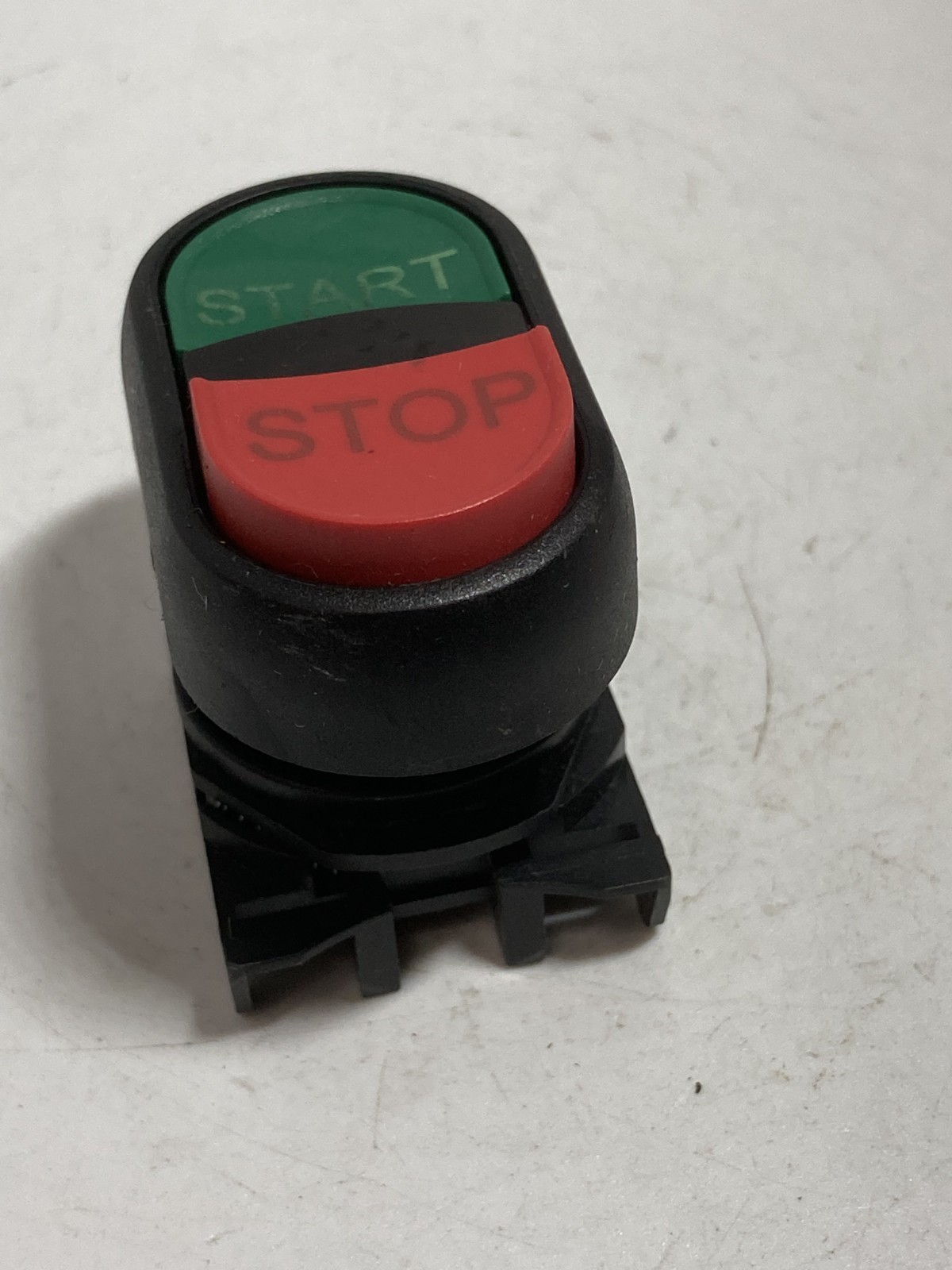 ALLEN BRADLEY 800FP-U2EFFE PUSHBUTTON OPERATOR 2-FUNCTION MOM STOP/START