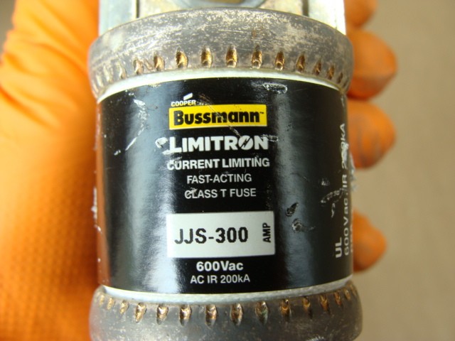 BUSSMANN LIMITRON JJS-300 CLASS T FUSE 600VAC AND FUSE BLOCK
