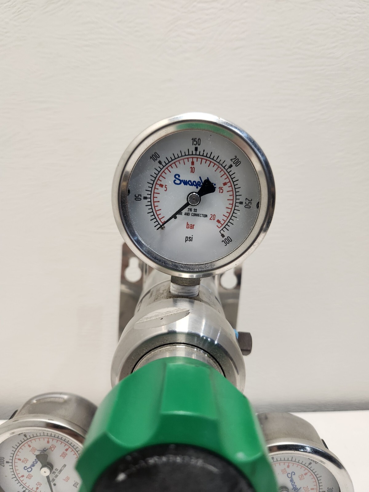 SWAGELOK KCM Series Gas Cylinder Changeover Regulator KCM1GJL412AD0G14