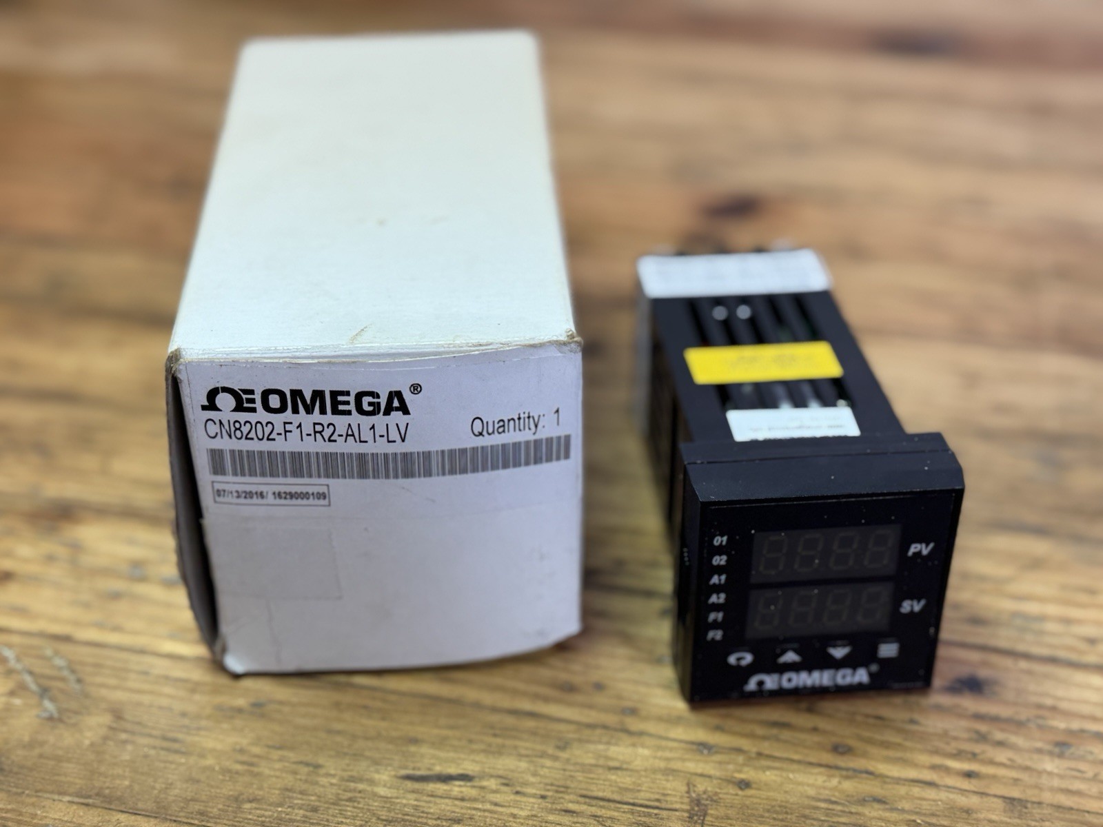 NEW OMEGA ENGINEERING CN8202-F1-R2-AL1-LV / CN8202F1R2AL1LV Ramp & Soak Control