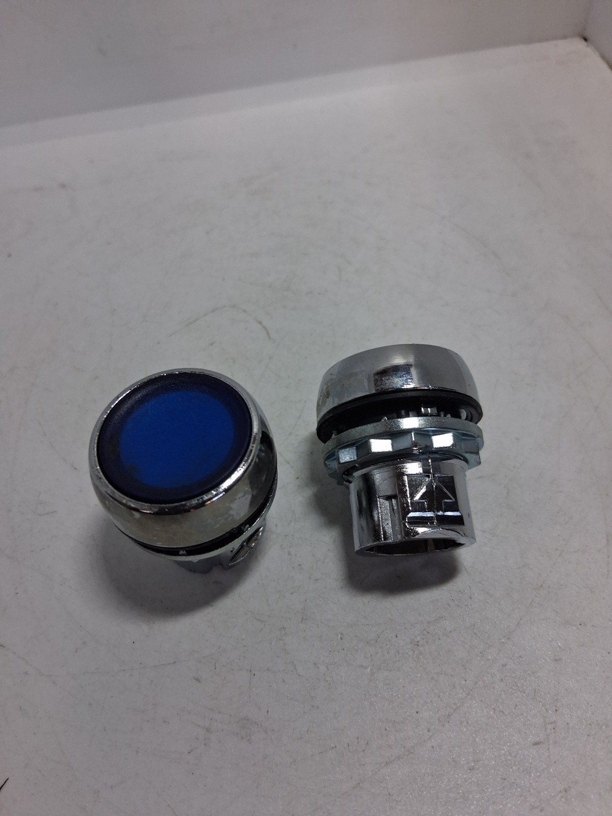 ALLEN BRADLEY 800FM-LF6 PUSHBUTTON OPERATOR ILLUMINATED BLUE FLUSH (LOT OF 2)