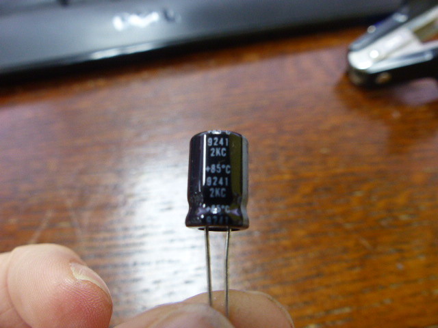 Marcon CEDSM1E221M Qty of 100 per Lot 220uf 25v 8×11.5mm 85 deg. Marcon