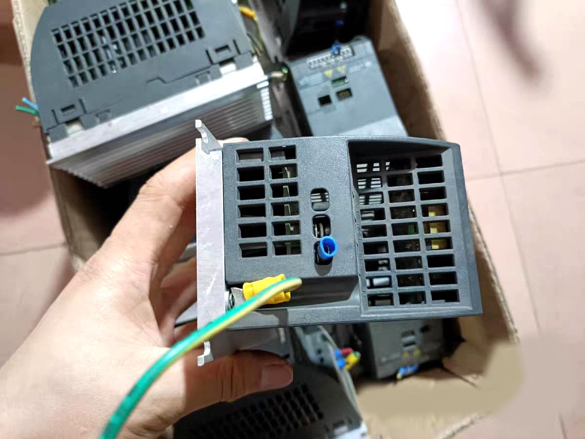 6SL3211-0AB13-7UA1 6SL32110AB137UA1 0.37KW 220V G110 Series Inverter USED 1PC