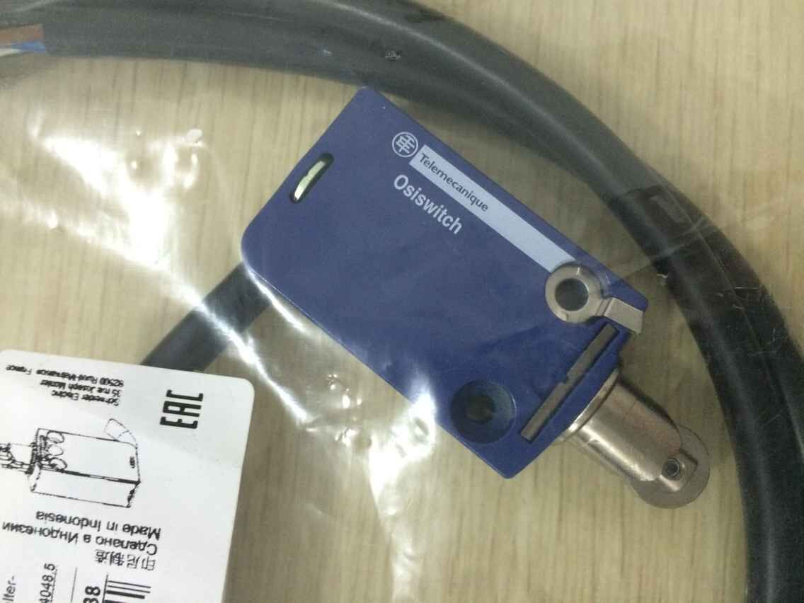 1Pcs New XCMD2117L1 Travel Limit Switch