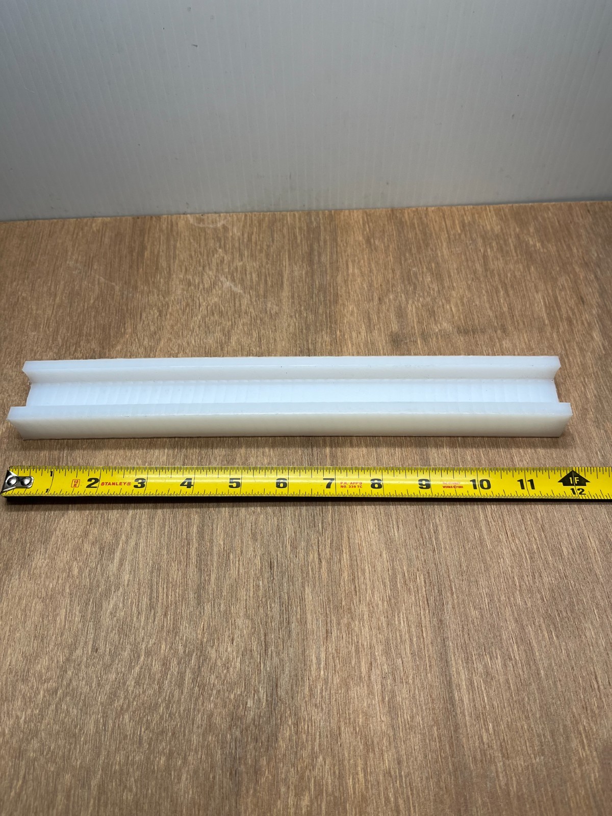 1-1/2″ W X 7/8″ H 12″ L 1/4″ Leg 1″ W Slot UHMW Polyethylene U-Channel White USA