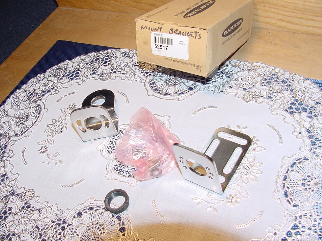 Banner SMB18UR, 52517 Two-Piece Universal Rotating Sensor Mounting Bracket NEW