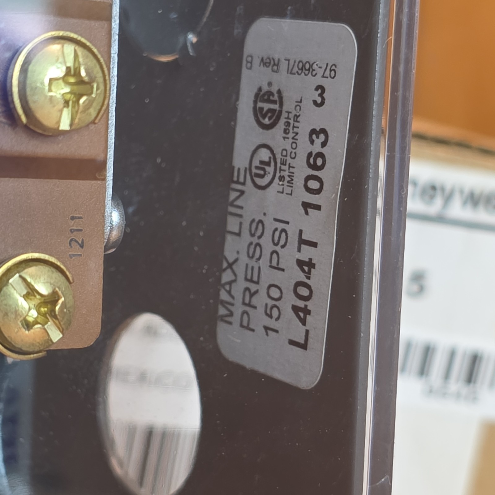 HONEYWELL L404T1063 10-150 PSI, SPDT SWITCH PRESURETROL CONTROLLER