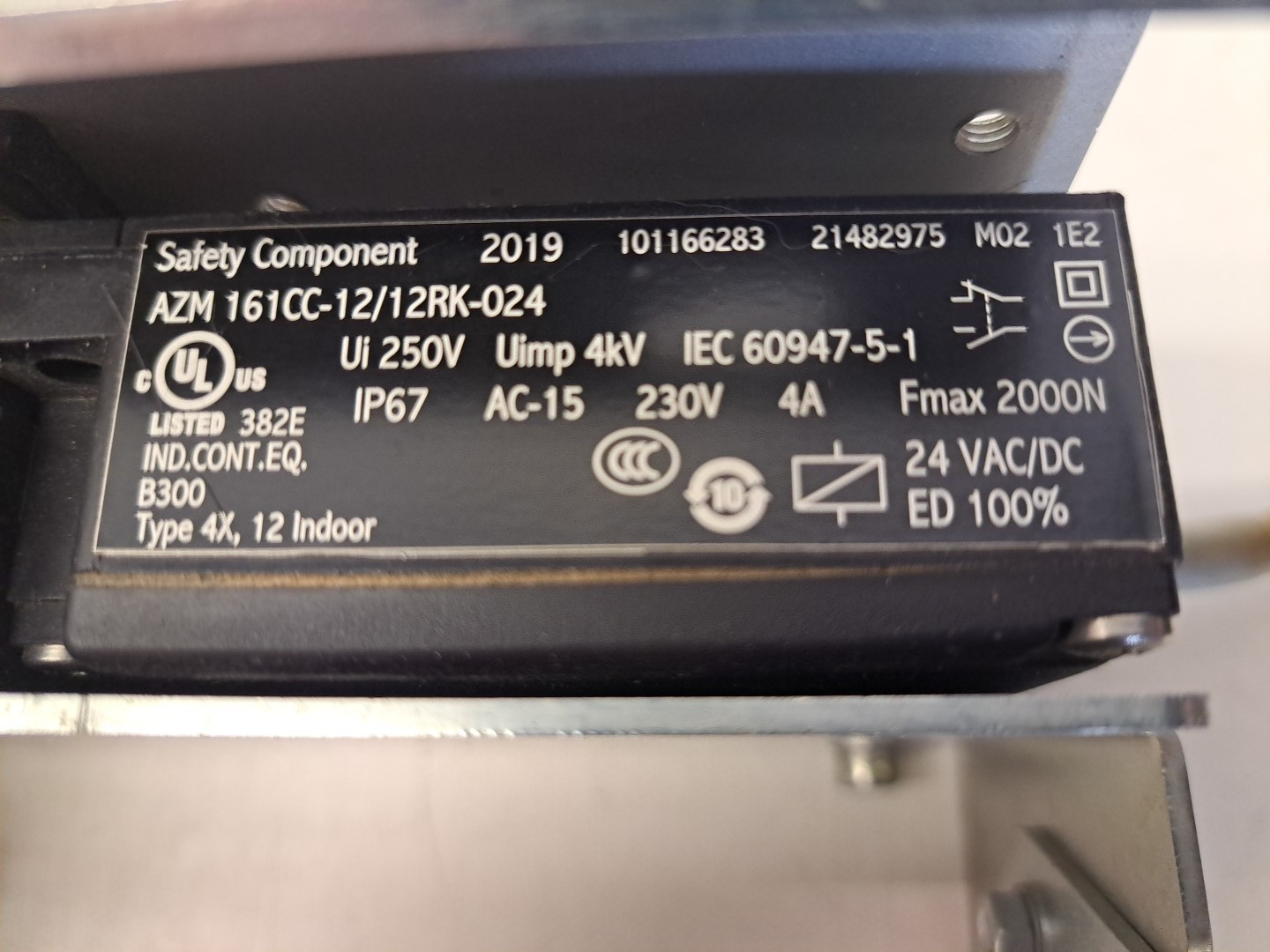 Schmersal AZM 161CC-12/12RK-024 solenoid interlock switch USED