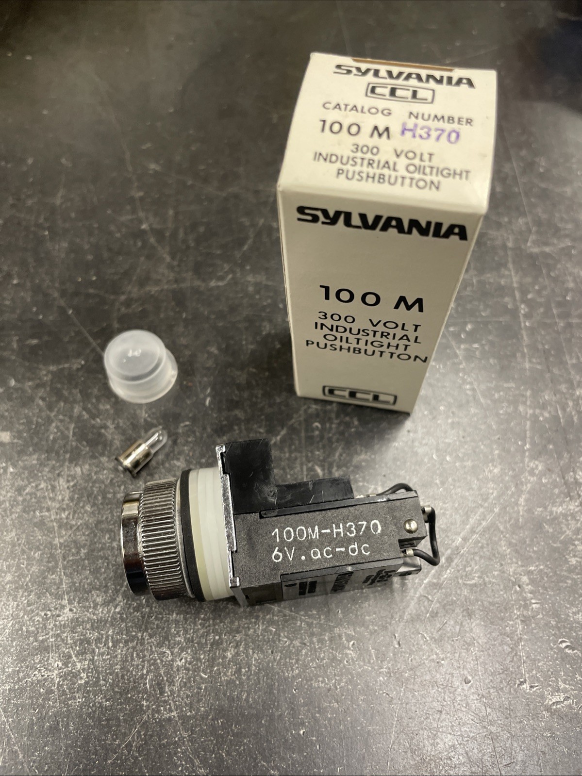 New Vintage Sylvania 100M-H370 Lighted Push Button Industrial Oiltight No Lens