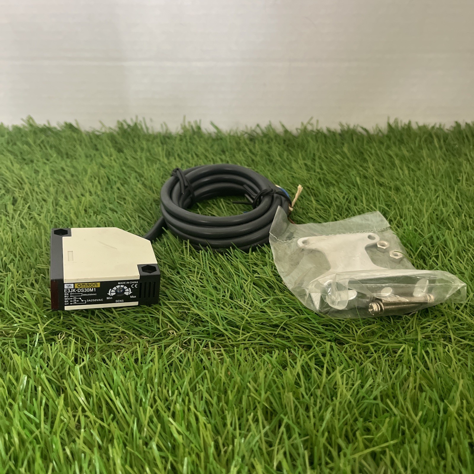OMRON E3JK-DS30M1-US, Photoelectric Switch, Reflective, Diffuse Optical Sensor