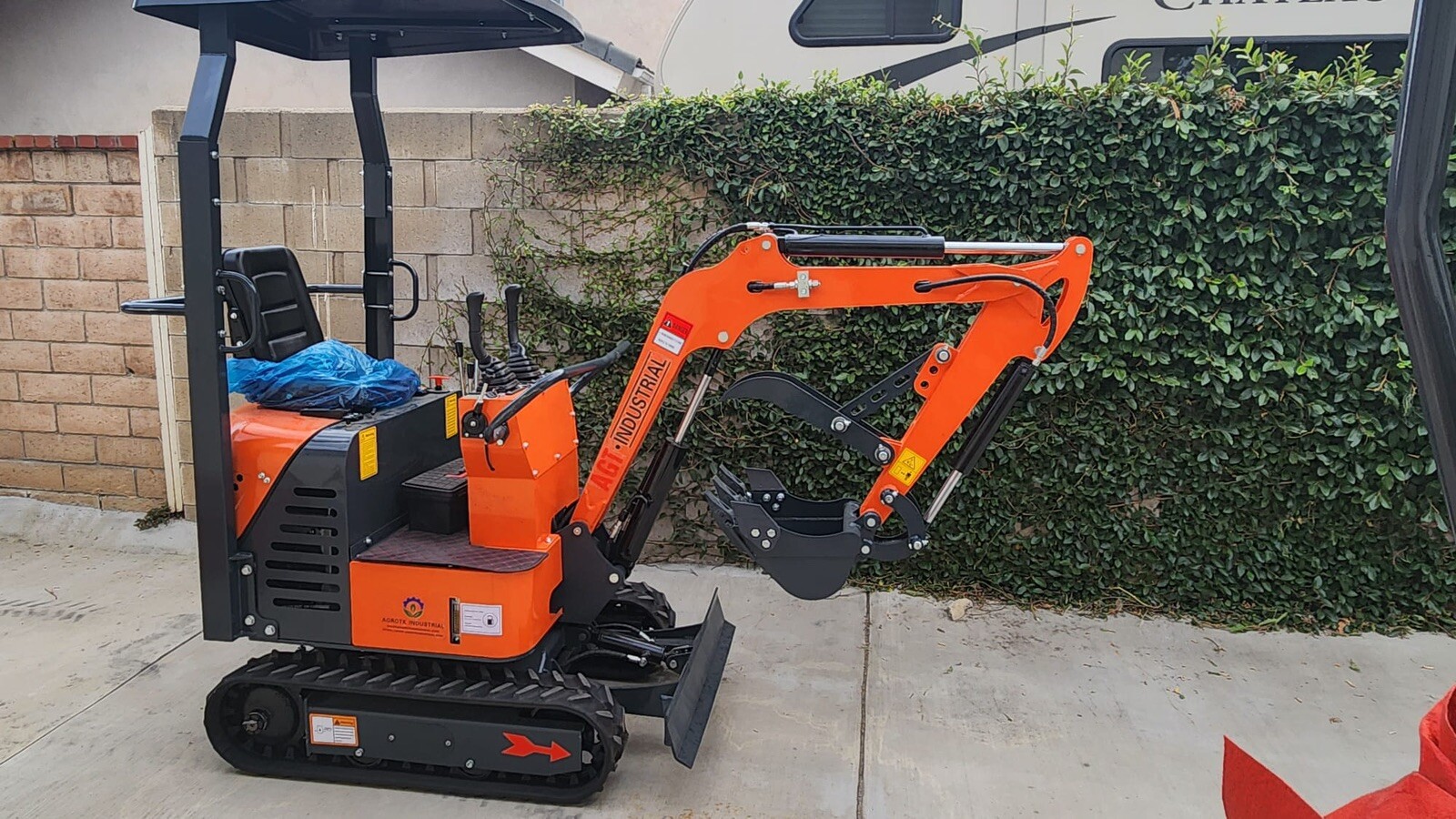 Brand New Tracked Mini Excavator 13.5HP American B&S Engine Best Deal Powerful