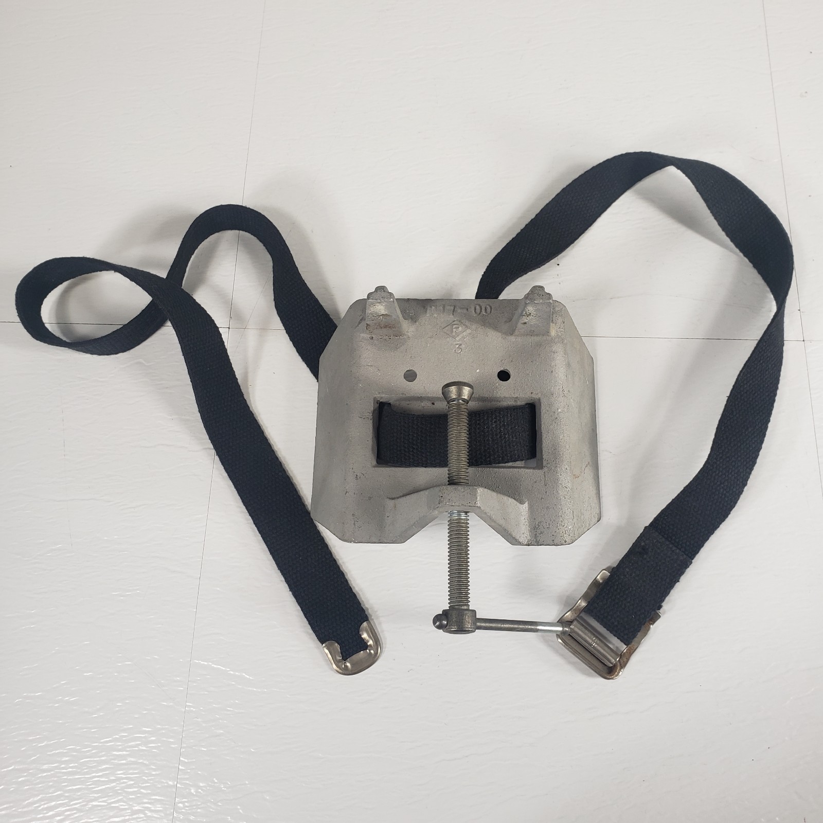 OHAUS 9014-00 Gas Cylinder Clamp Holder Bench Lab Tank Bracket w/ Strap
