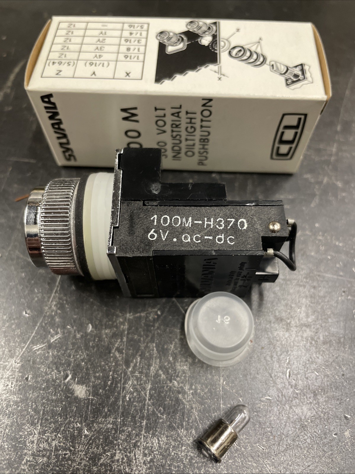 New Vintage Sylvania 100M-H370 Lighted Push Button Industrial Oiltight No Lens
