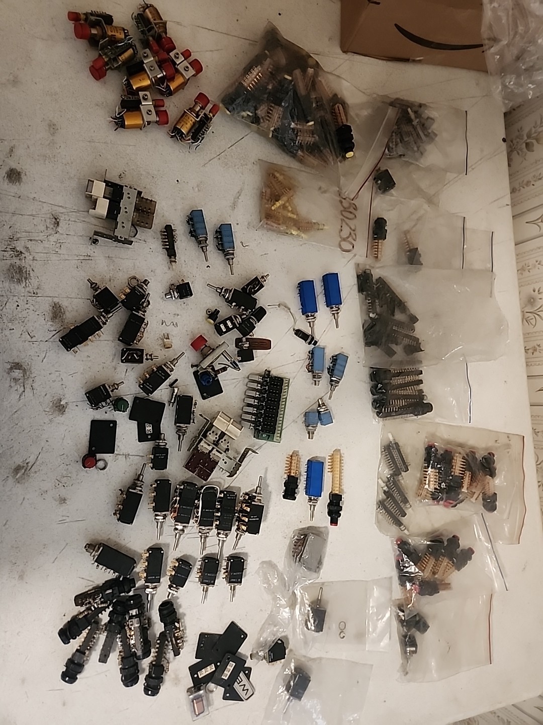 Lot of 168 Schadow Pushbutton Switches ’80’s ‘90s Buttons Gold /w Buttons Vtg