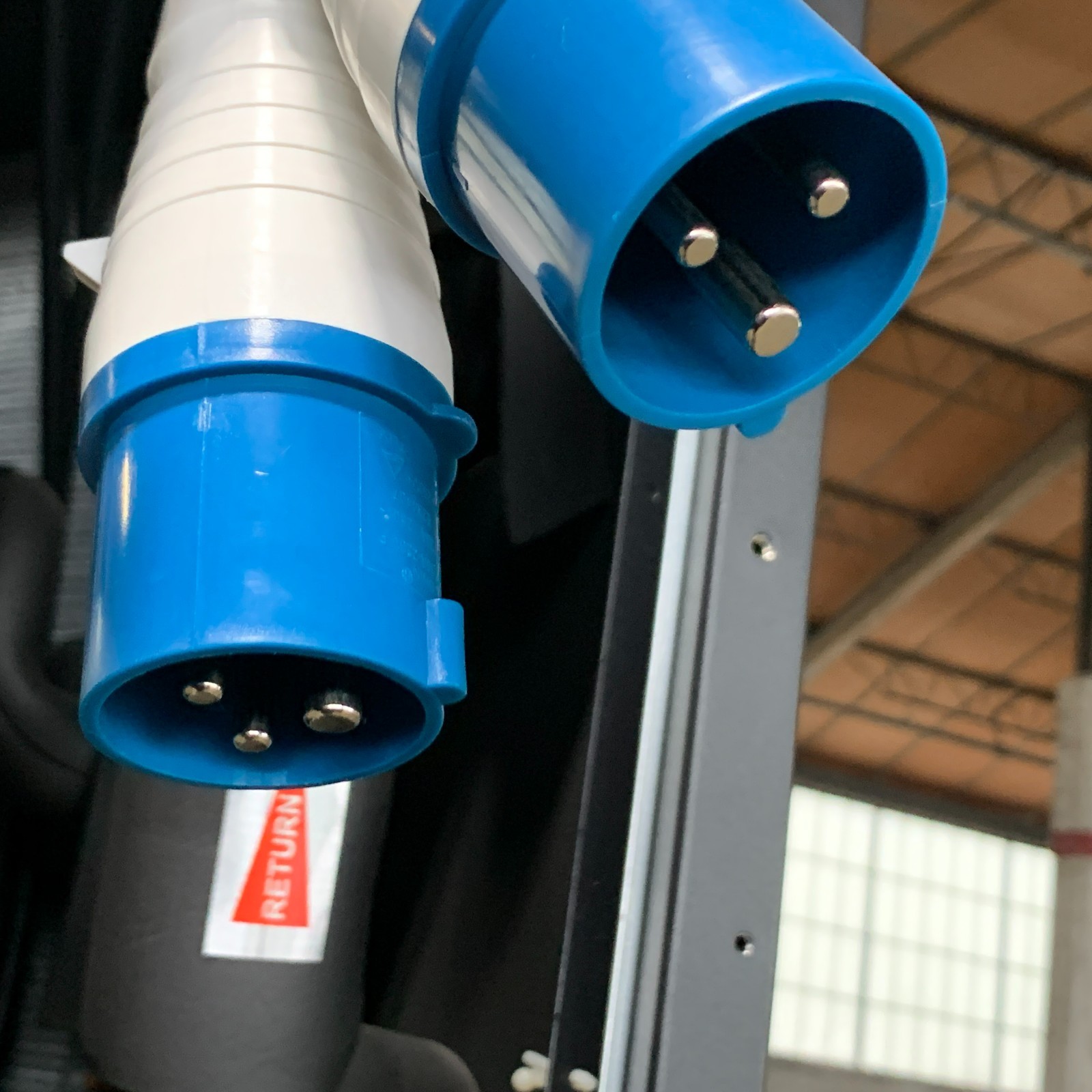 APC ACRC103 60Hz 240V Inrow RC Air-Cooled Server Cooling System for Parts Read