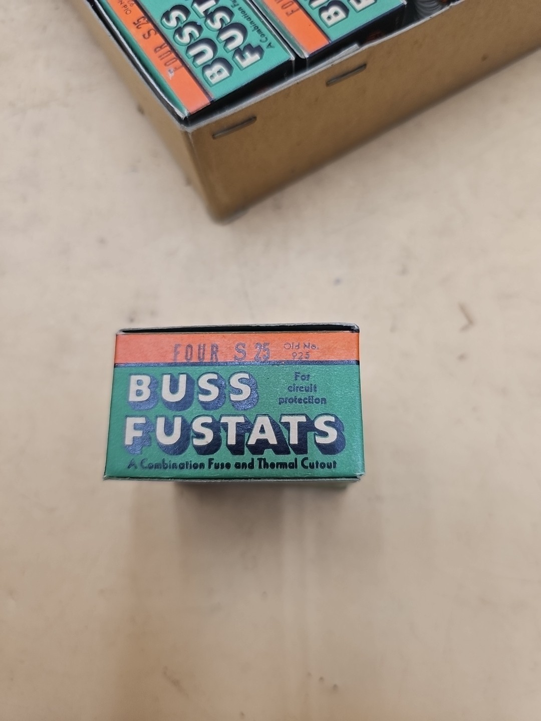 LOT 100 OF Buss Fustat S25 Screw In Fuses. 25 Amp
