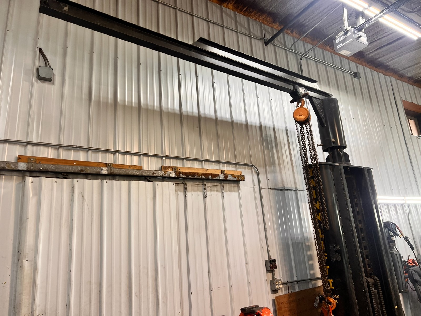 9000lb CAR/TRUCK HOIST TWINLIFT BY CHASSIS LINER W/OVERHEAD BOOM ENGINE LIFT