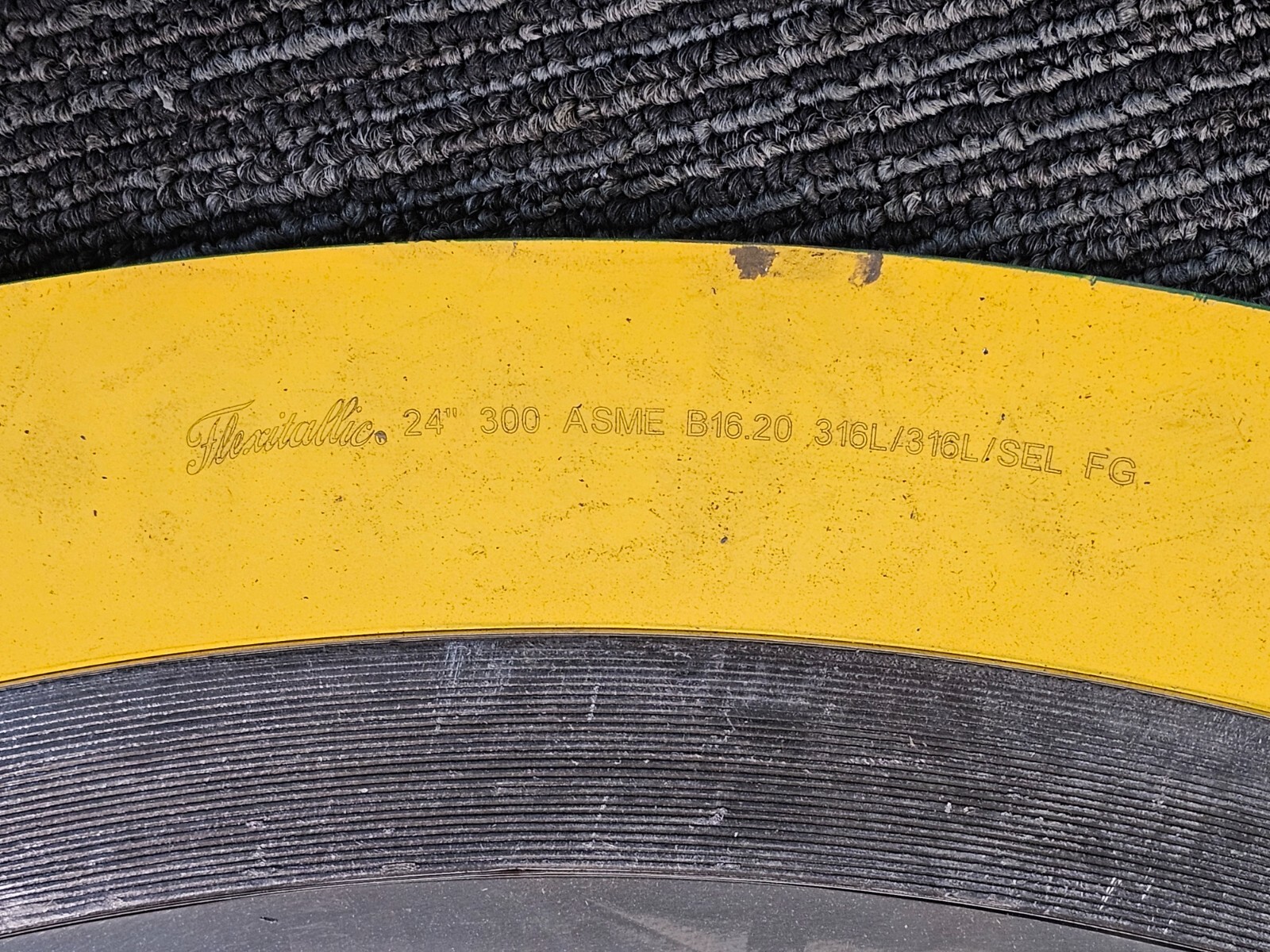 Flexitallic Spiral Wound Gasket 24″ 300 ASME B16.20 316L/316L/SEL FG 30″ Yellow